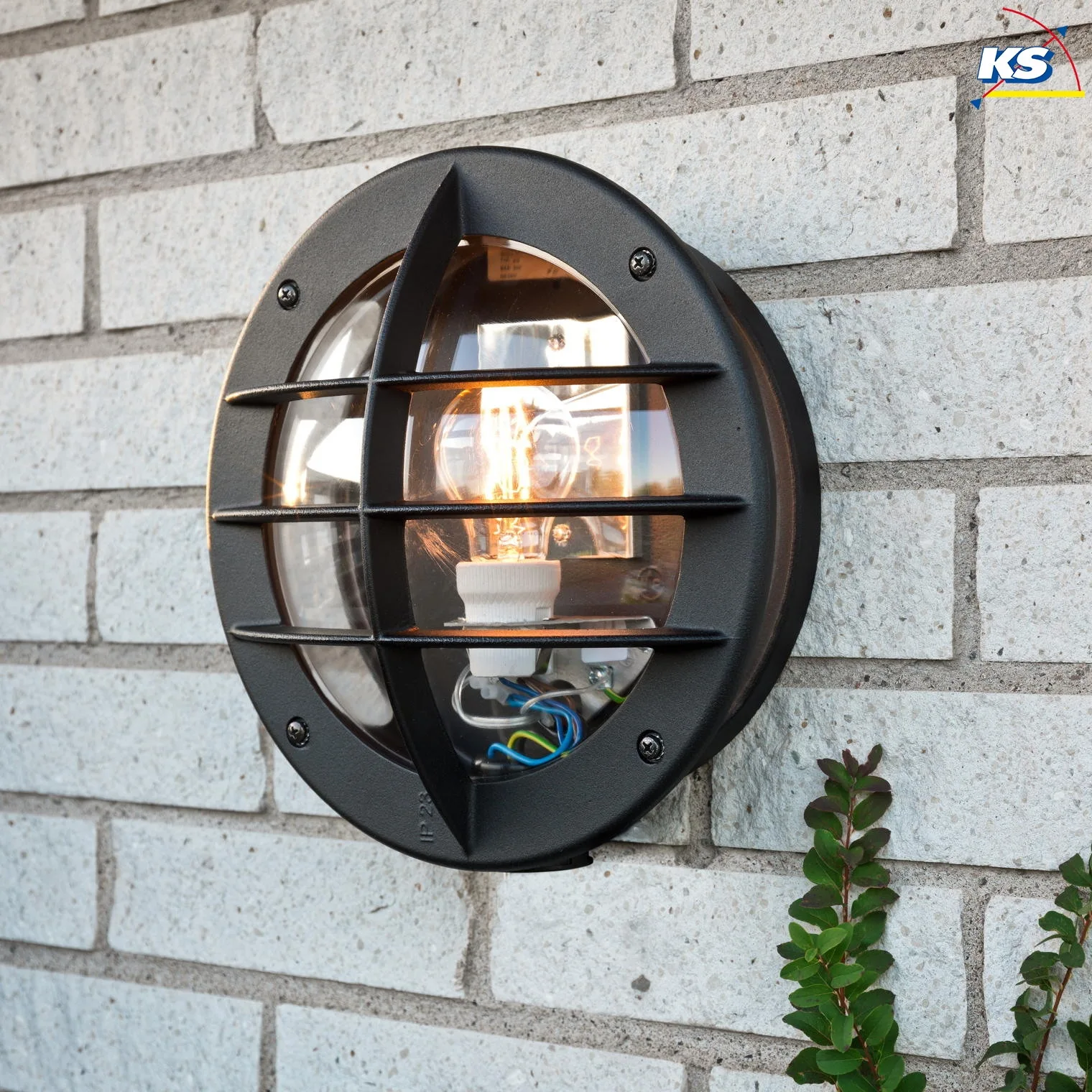 Konstsmide Luminaria de pared para exteriores ODEN con enchufe E27 IP23, ópalo, negro Konstsmide Luminaria de pared para exteriores ODEN con enchufe E27 IP23, ópalo, negro
