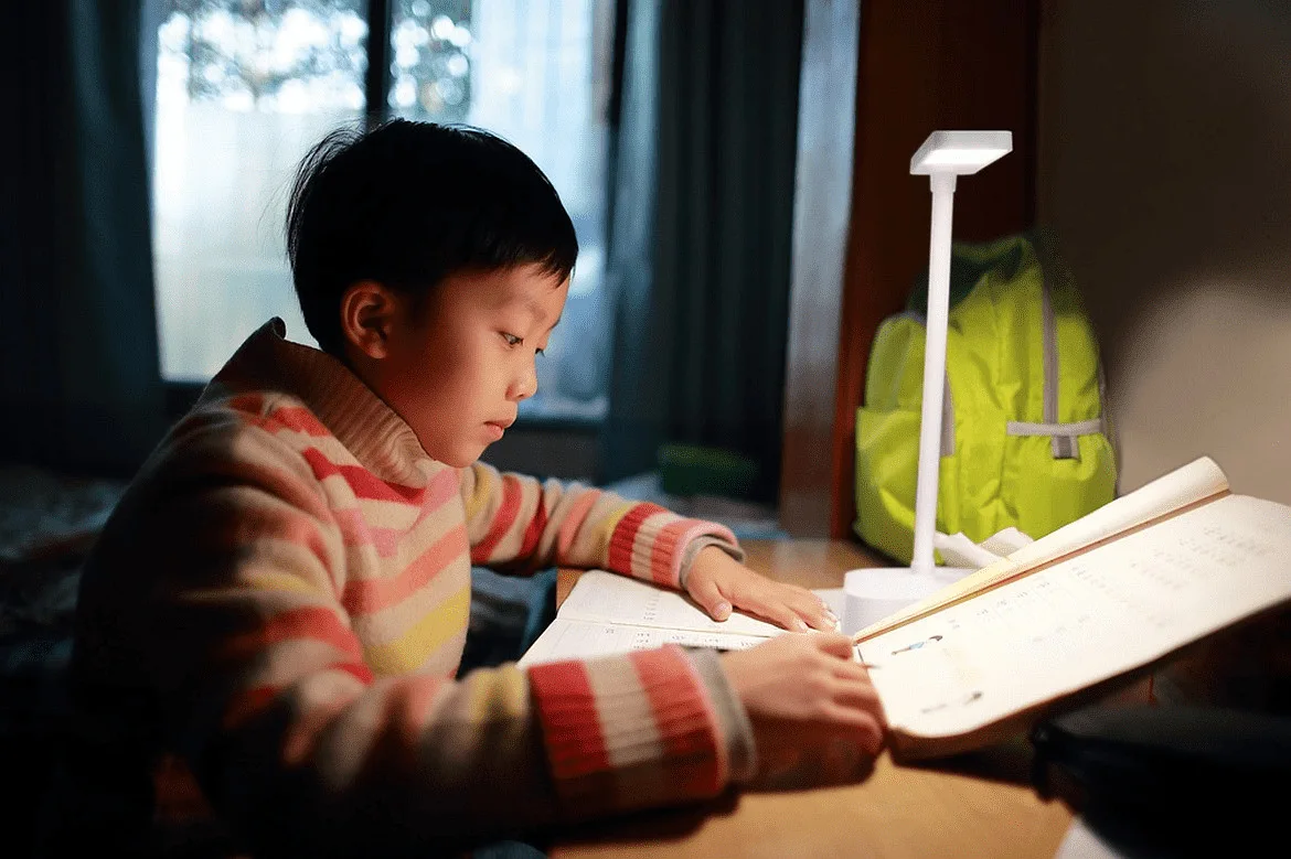 Ledvance desk lamp PANAN FOLD DIM USB WT with USB connection Ledvance desk lamp PANAN FOLD DIM USB WT with USB connection