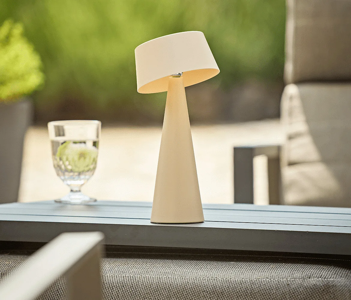 SIGOR Lámpara solar de mesa SOLINO inclinable, con batería, con función de carga USB, montaje magnético IP44, mate SIGOR Lámpara solar de mesa SOLINO inclinable, con batería, con función de carga USB, montaje magnético IP44, mate