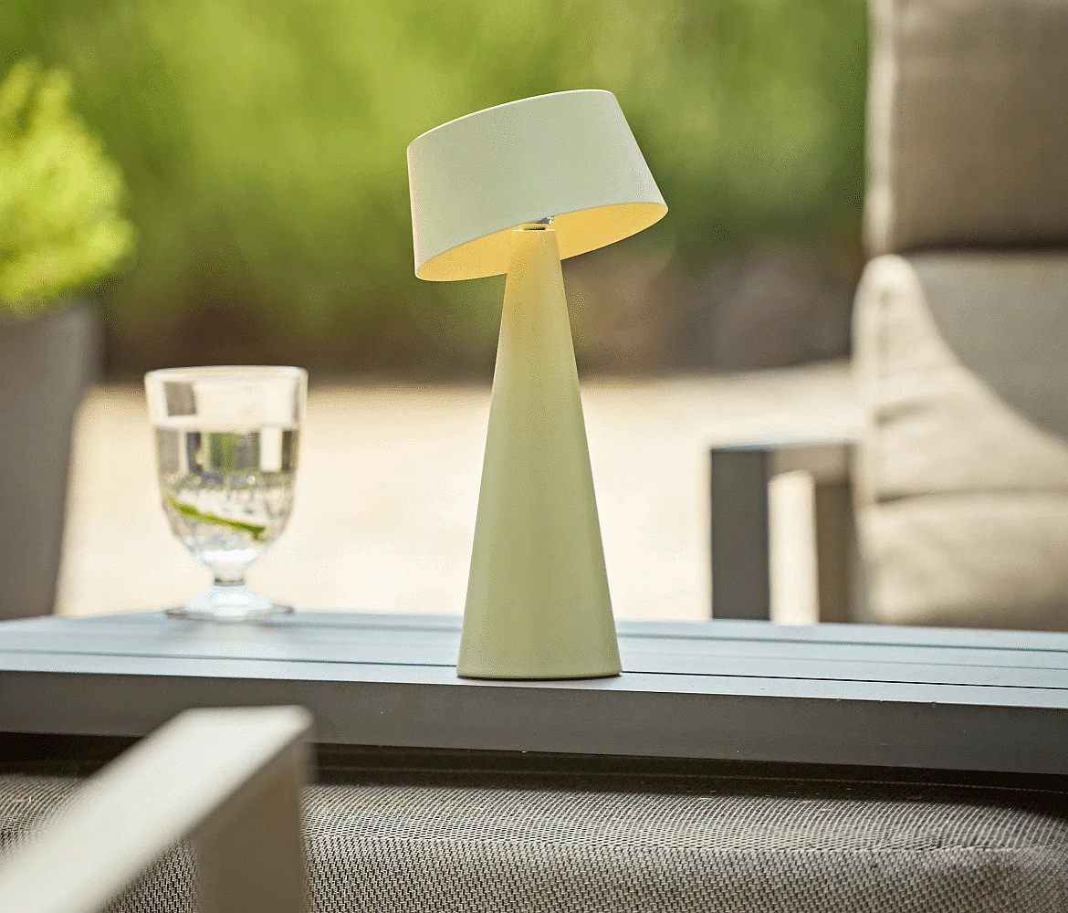 SIGOR Lámpara de mesa a pilas SOLINO IP44, verde salvia regulable SIGOR Lámpara de mesa a pilas SOLINO IP44, verde salvia regulable