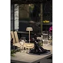 Konstsmide Lámpara de mesa a pilas MENTON USB IP54, color arenoso, barnizado regulable